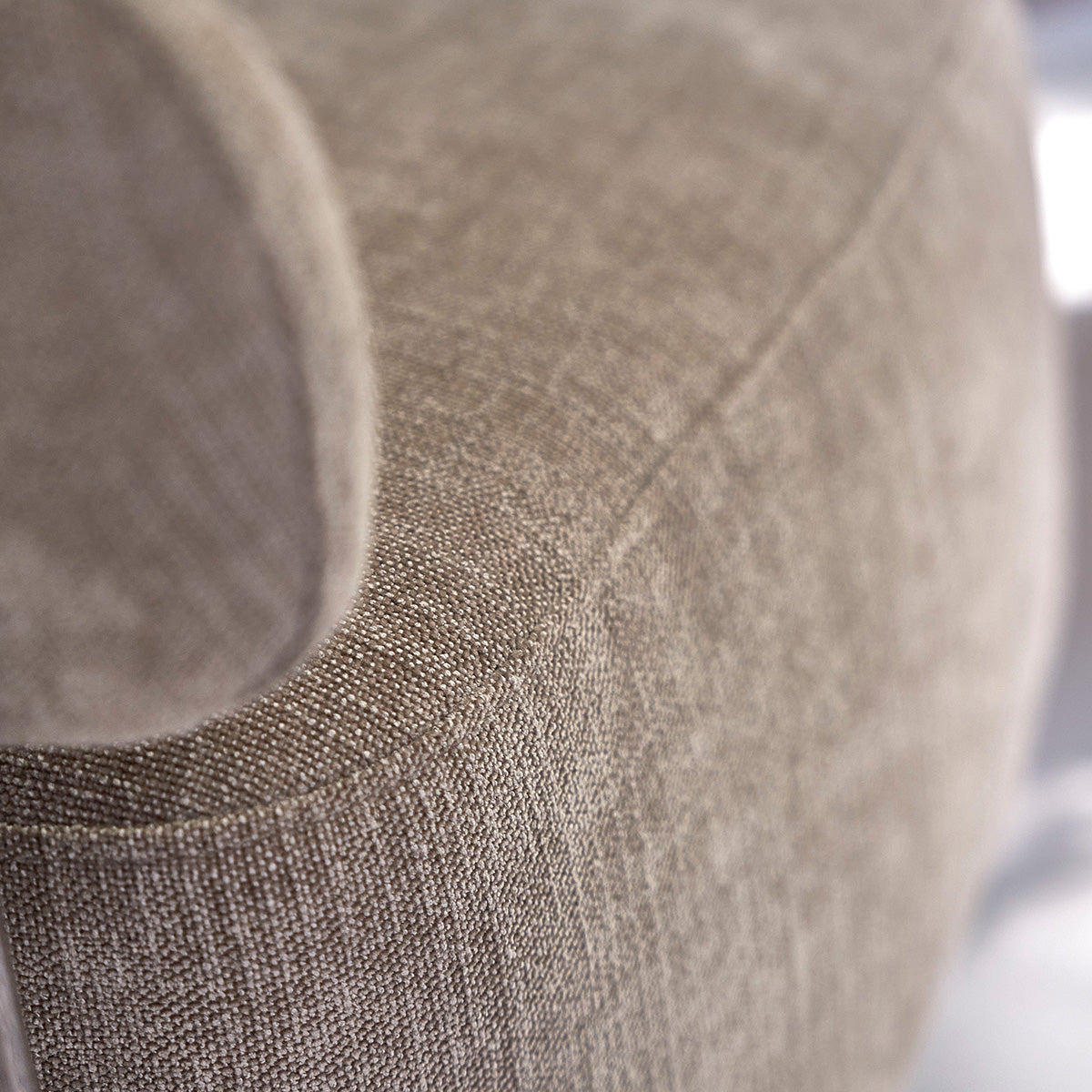 JACQUES - Sessel aus massivem Holz mit Nussbaum-Finish und Chenille-Stoff in Taupe