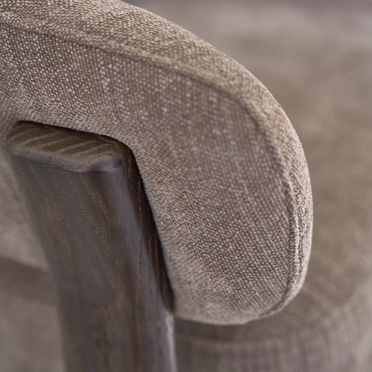 HENRI - Sessel aus massiver Eiche mit Nussbaum-Finish und Chenille-Stoff in Taupe