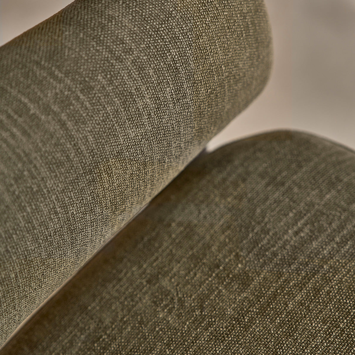 JACQUES - Sessel aus Massivholz mit Nussbaum-Finish und khakifarbenem Chenille-Stoff