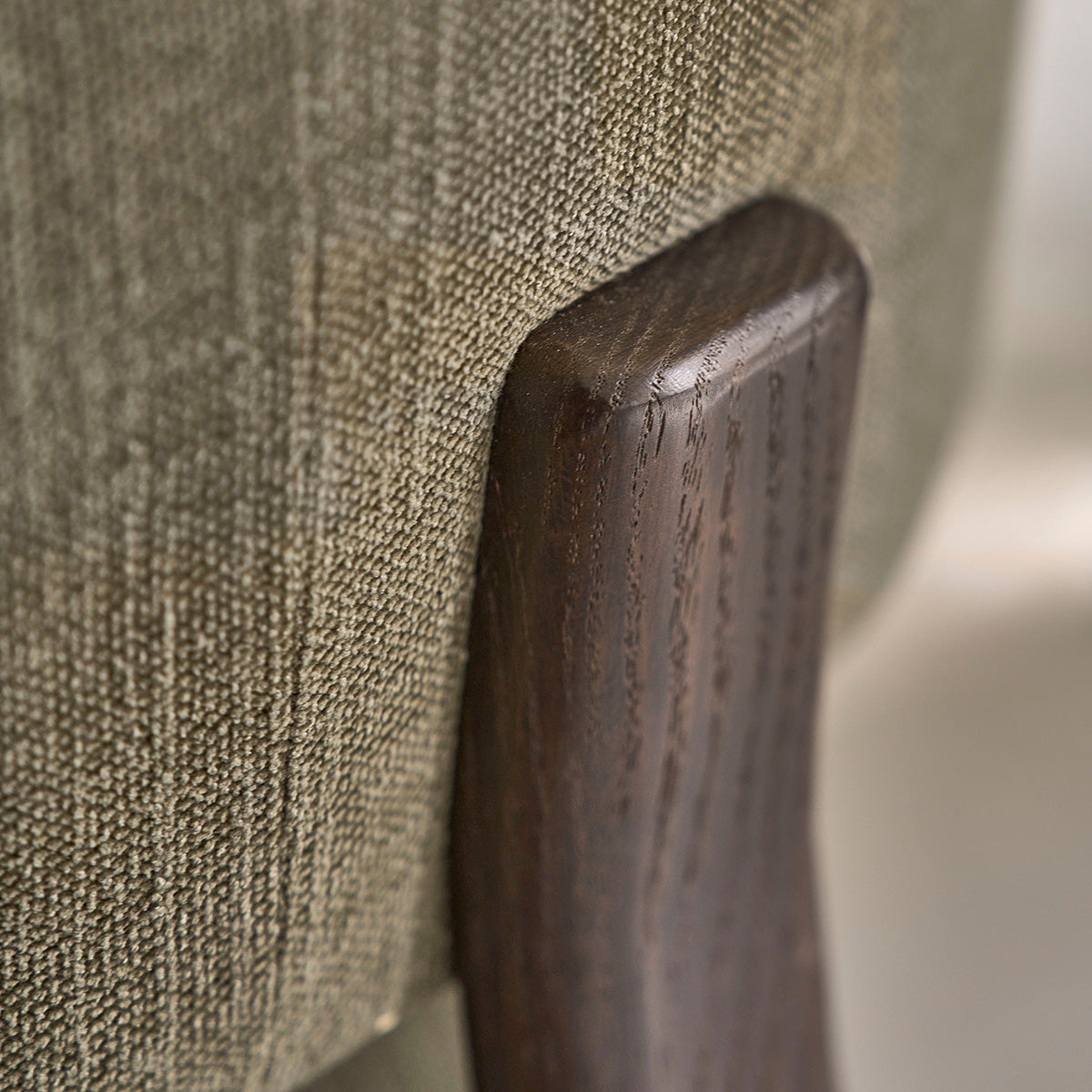 JACQUES - Sessel aus Massivholz mit Nussbaum-Finish und khakifarbenem Chenille-Stoff