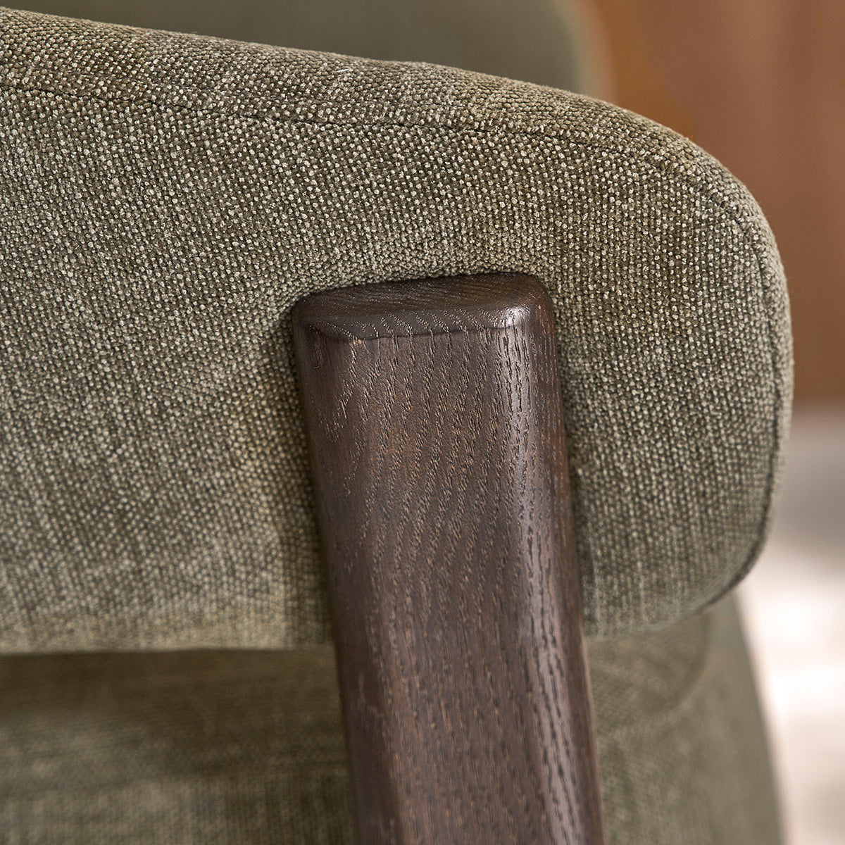 HENRI - Sessel aus massiver Eiche mit Nussbaum-Finish und khakifarbenem Chenille-Stoff