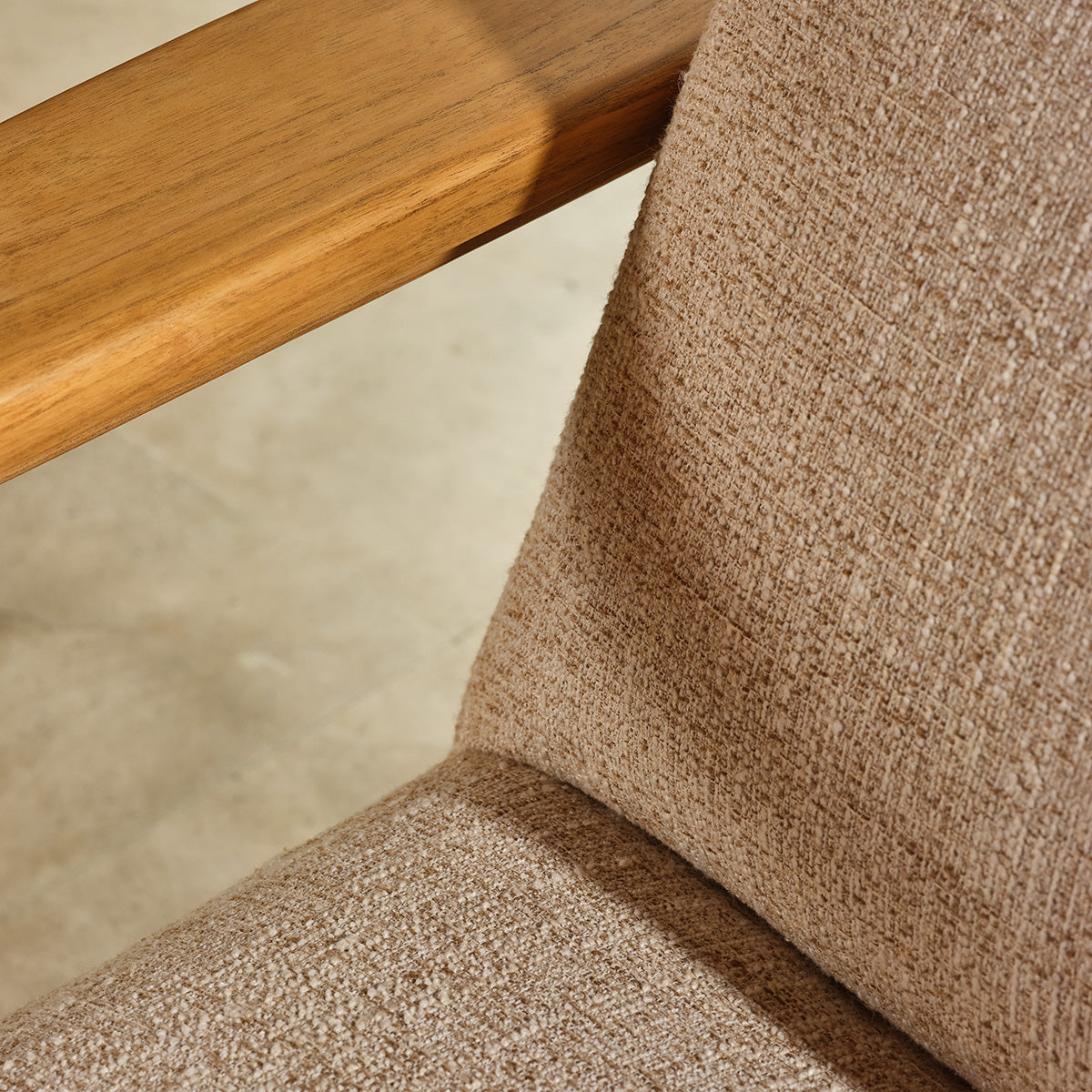 GABRIEL - Sessel aus massivem Mindi-Holz und beige meliertem Stoff