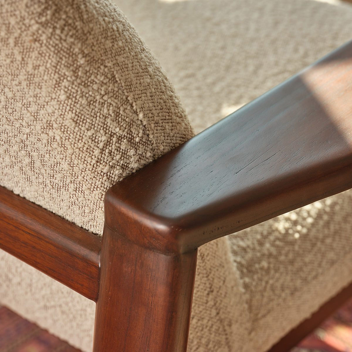 FAU0018-fauteuil_en_mindi_massif_et_tissu_bouclette_taupe_chine-05.jpg