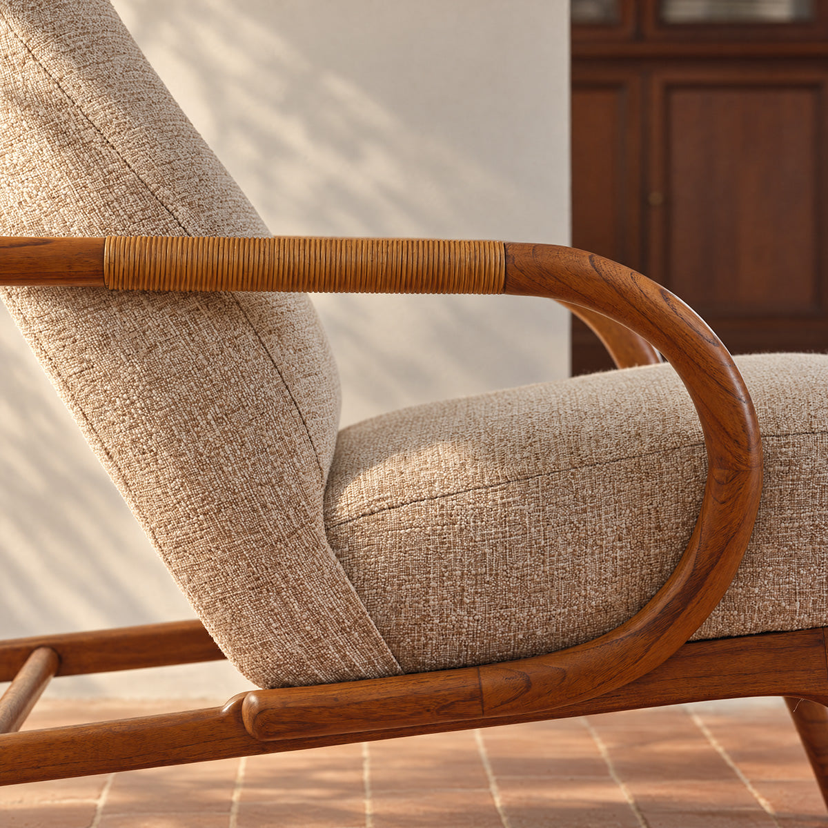 GABIN - Sessel aus massivem Mindi-Holz, Rattan und beige meliertem Stoff
