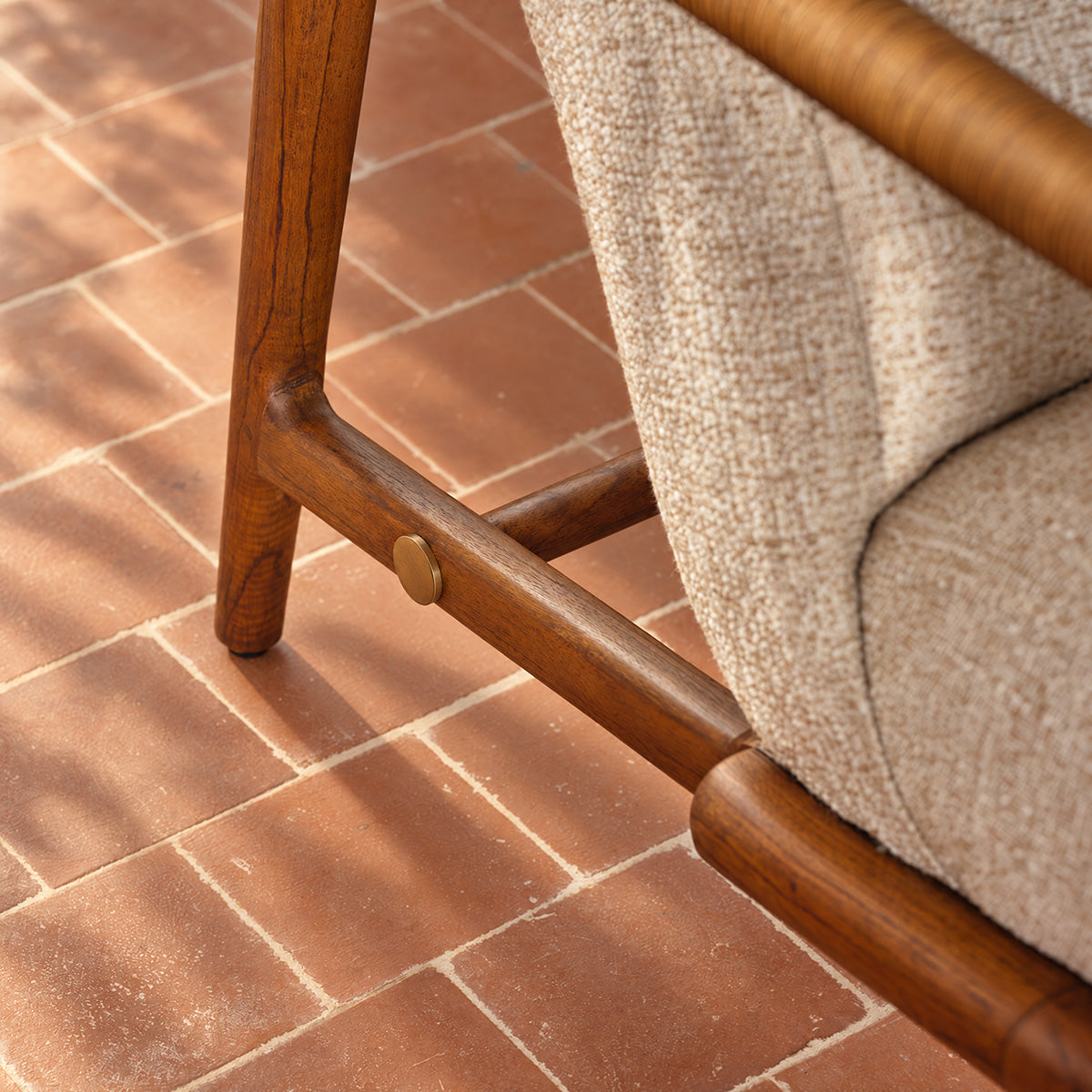 GABIN - Sessel aus massivem Mindi-Holz, Rattan und beige meliertem Stoff