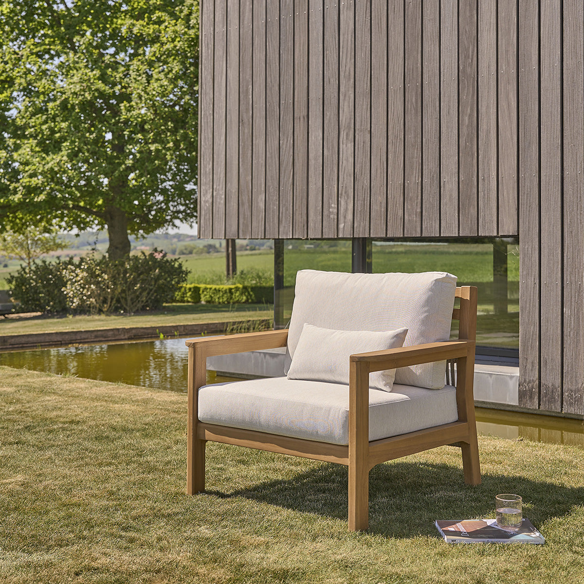MAORA - Gartensessel aus massivem Teakholz mit Kissen