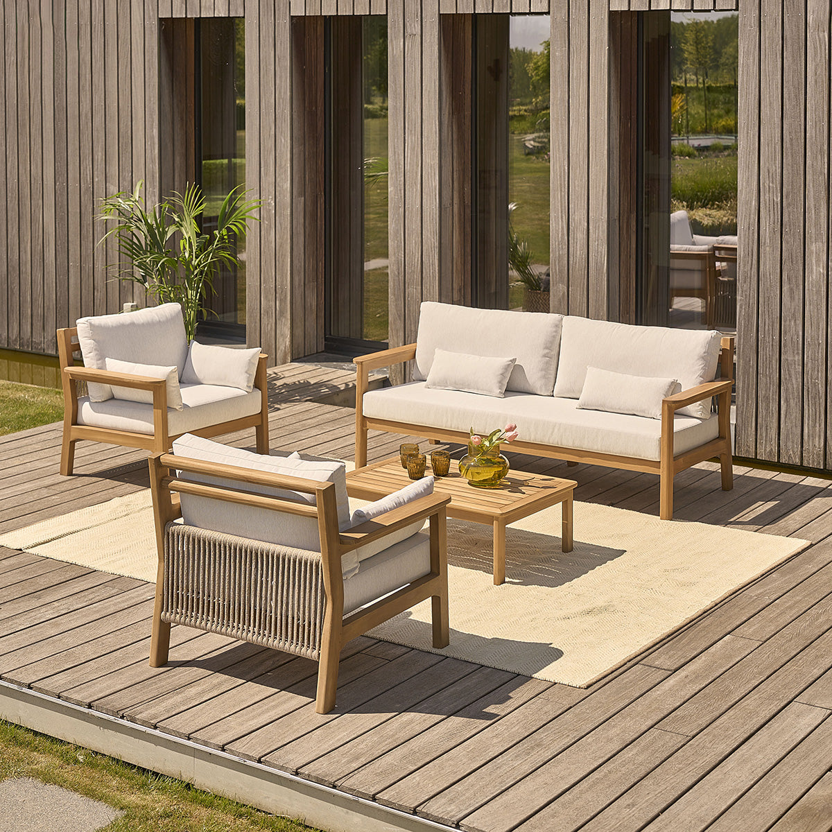 MAORA - Gartensessel aus massivem Teakholz mit Kissen