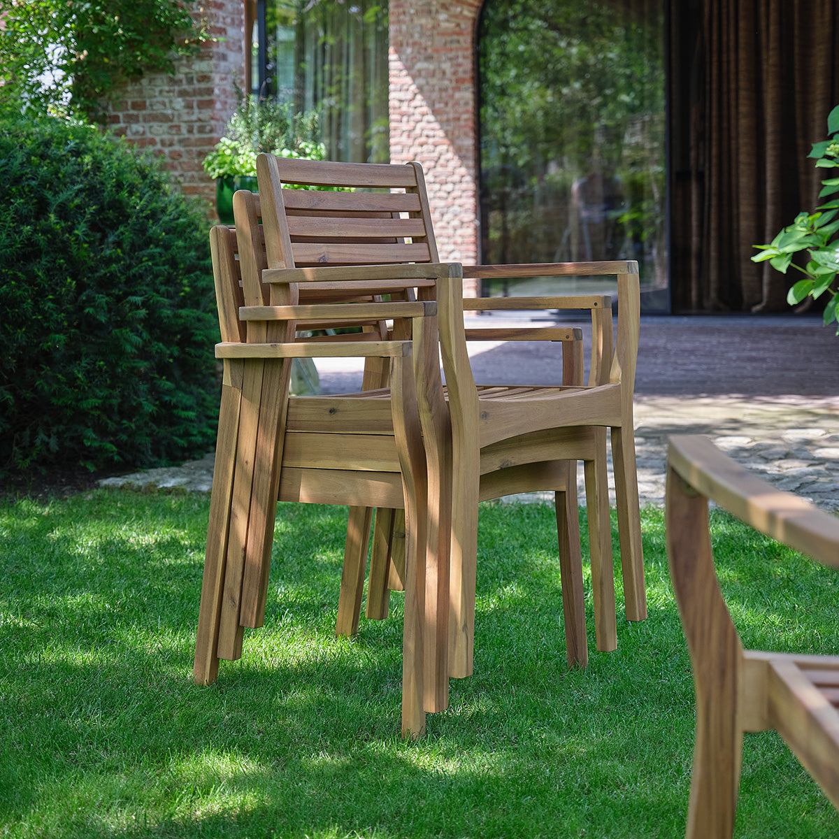 MILOS - Gartensessel aus geöltem massivem Akazienholz (4er-Set)