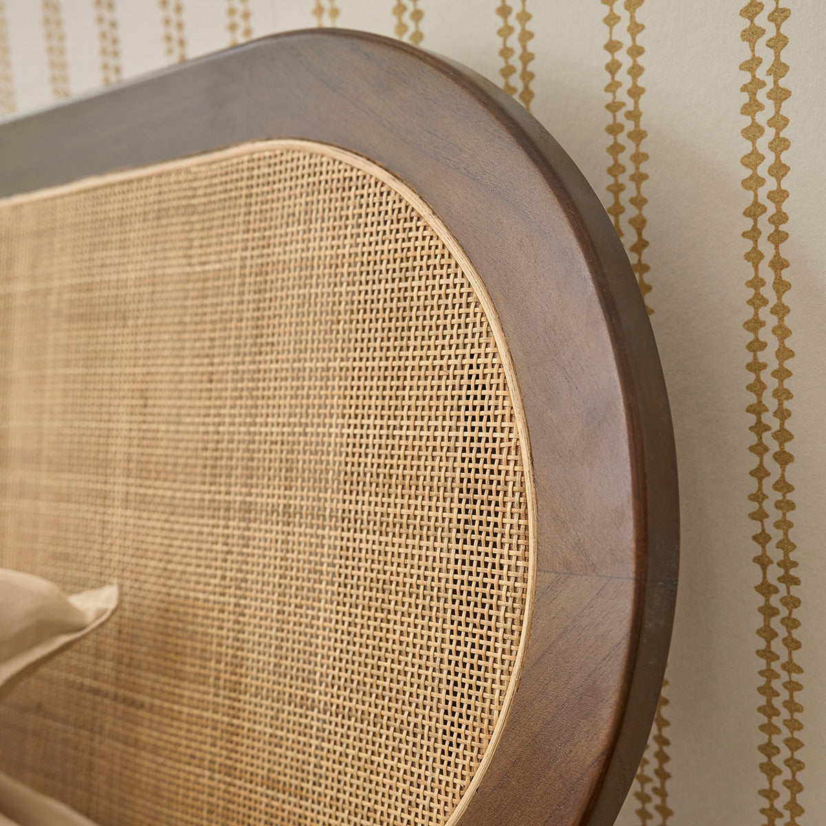 LILA - Bett aus Mindi-Holz und Rohrgeflecht mit Walnuss-Finish, 160 cm, mit Lattenrost