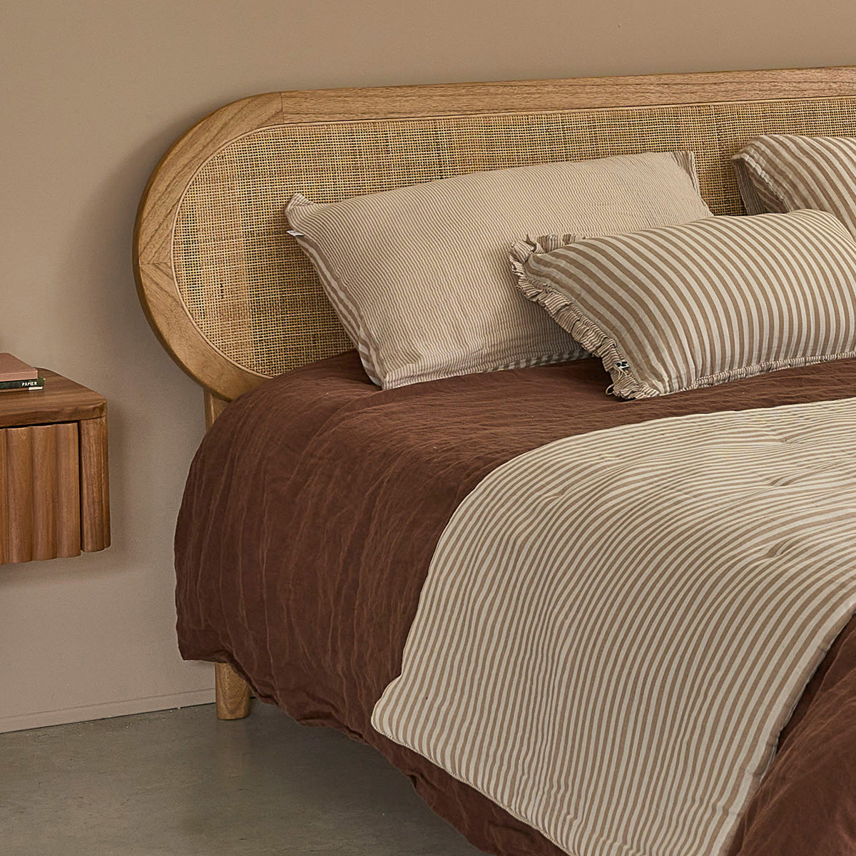 NINA - Bett aus Mindi-Holz und Rohrgeflecht, 180 cm, mit Lattenrost