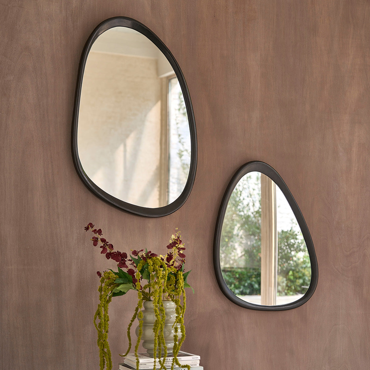 THELMA - Organischer Spiegel aus schwarzem Mindi-Holz, 75 x 60 cm