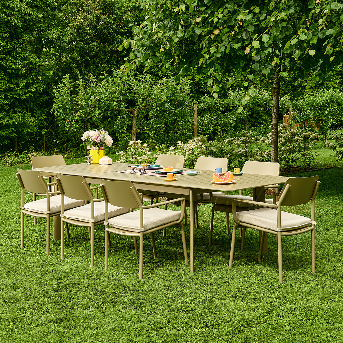 Ausziehbare Gartenmöbelgarnitur aus Aluminium in Hellkhaki für 6–10 Personen mit Sesseln