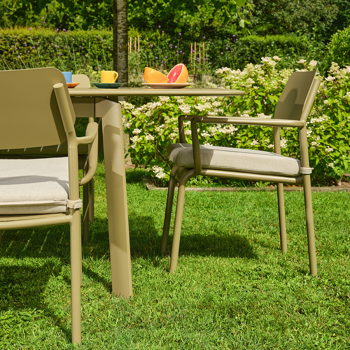 SARO - Ausziehbare Gartenmöbel aus Aluminium in Hellkhaki für 6–10 Personen