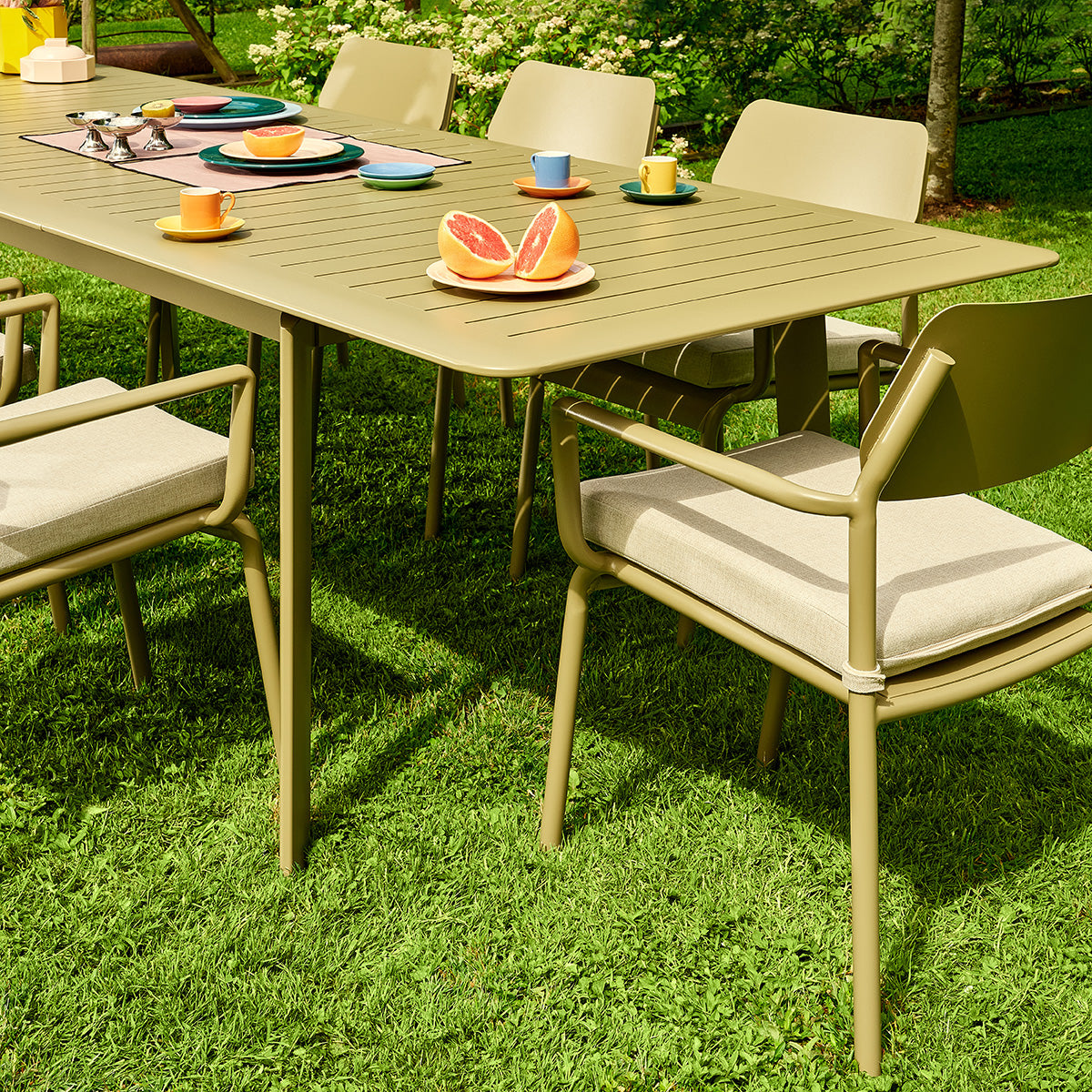 SARO - Ausziehbare Gartenmöbel aus Aluminium in Hellkhaki für 6–10 Personen