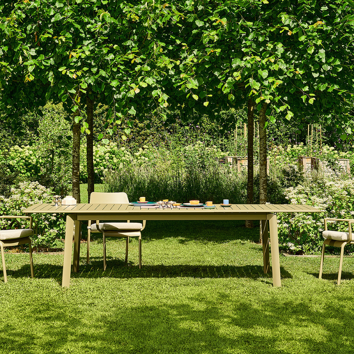 SARO - Ausziehbare Gartenmöbel aus Aluminium in Hellkhaki für 6–10 Personen