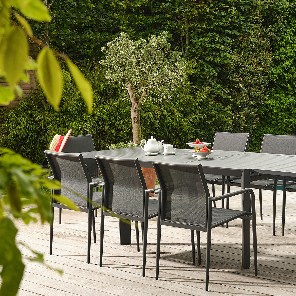 BASALT - Gartenmöbel aus Aluminium und grauem, dehnbarem Textilene für 6–10 Personen