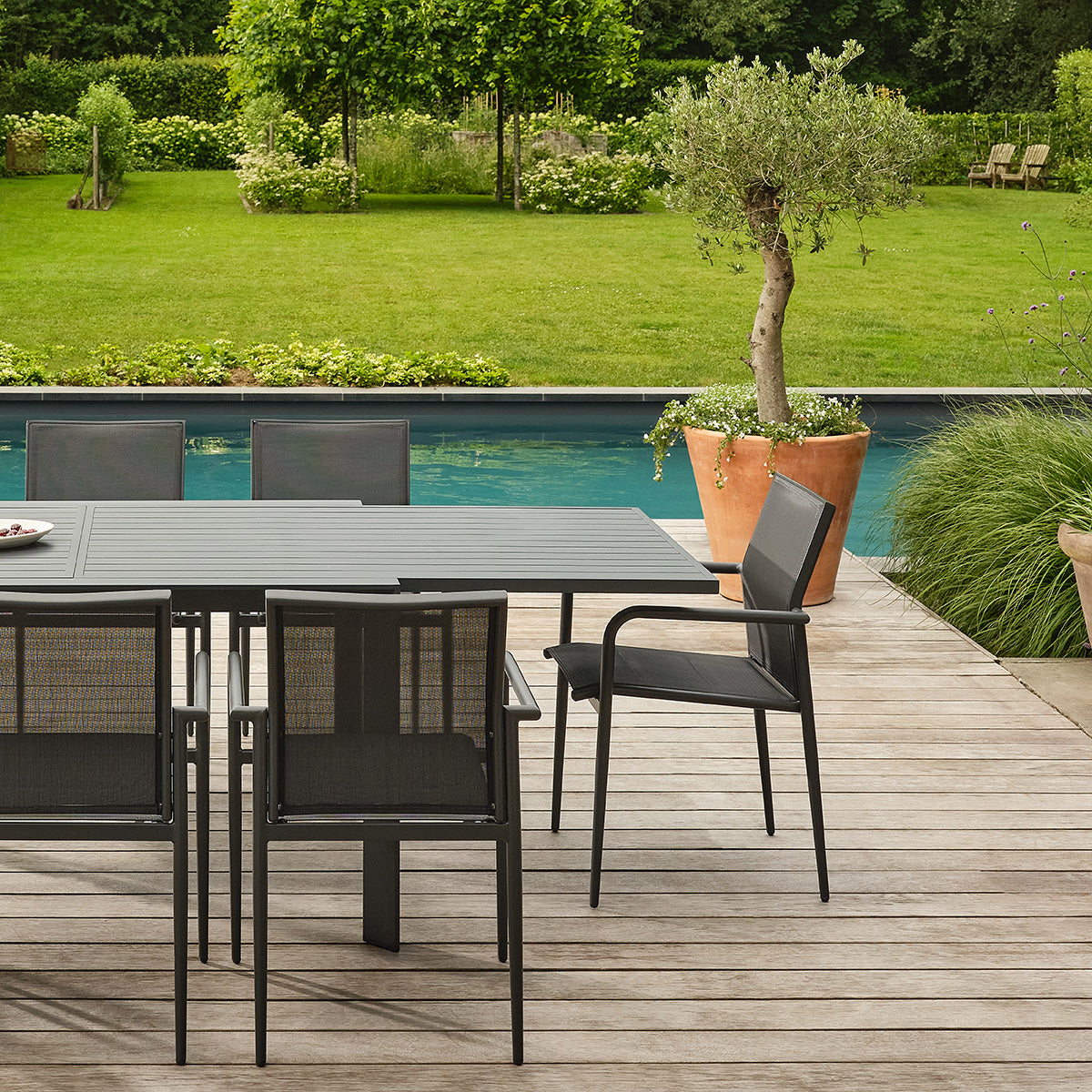 BASALT - Gartenmöbel aus Aluminium und grauem, dehnbarem Textilene für 6–10 Personen