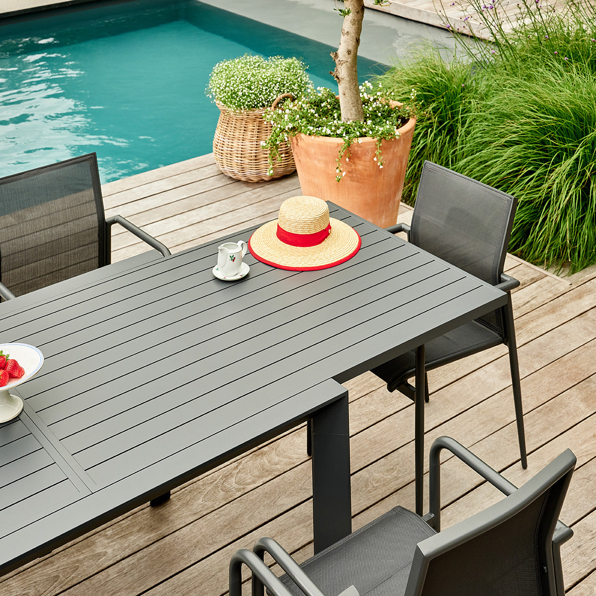 BASALT - Gartenmöbel aus Aluminium und grauem, dehnbarem Textilene für 6–10 Personen
