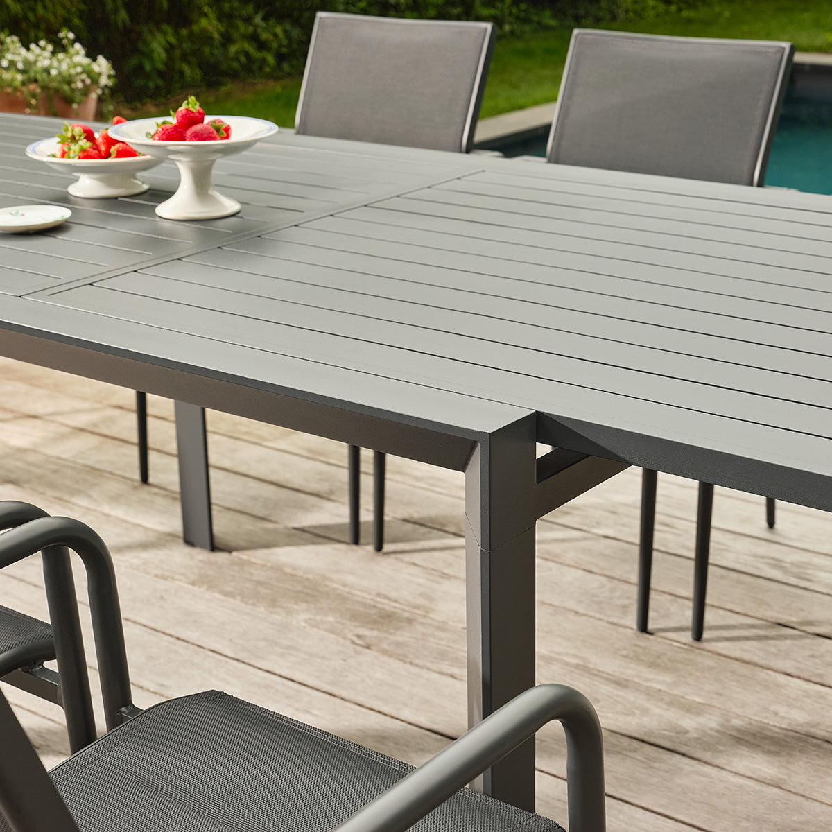 BASALT - Gartenmöbel aus Aluminium und grauem, dehnbarem Textilene für 6–10 Personen