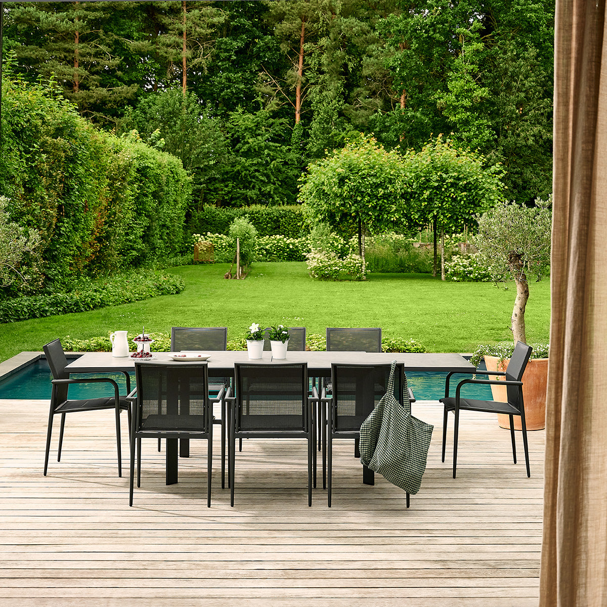 BASALT - Gartenmöbel aus Aluminium, Glas und grauem Textilene für 6–10 Personen