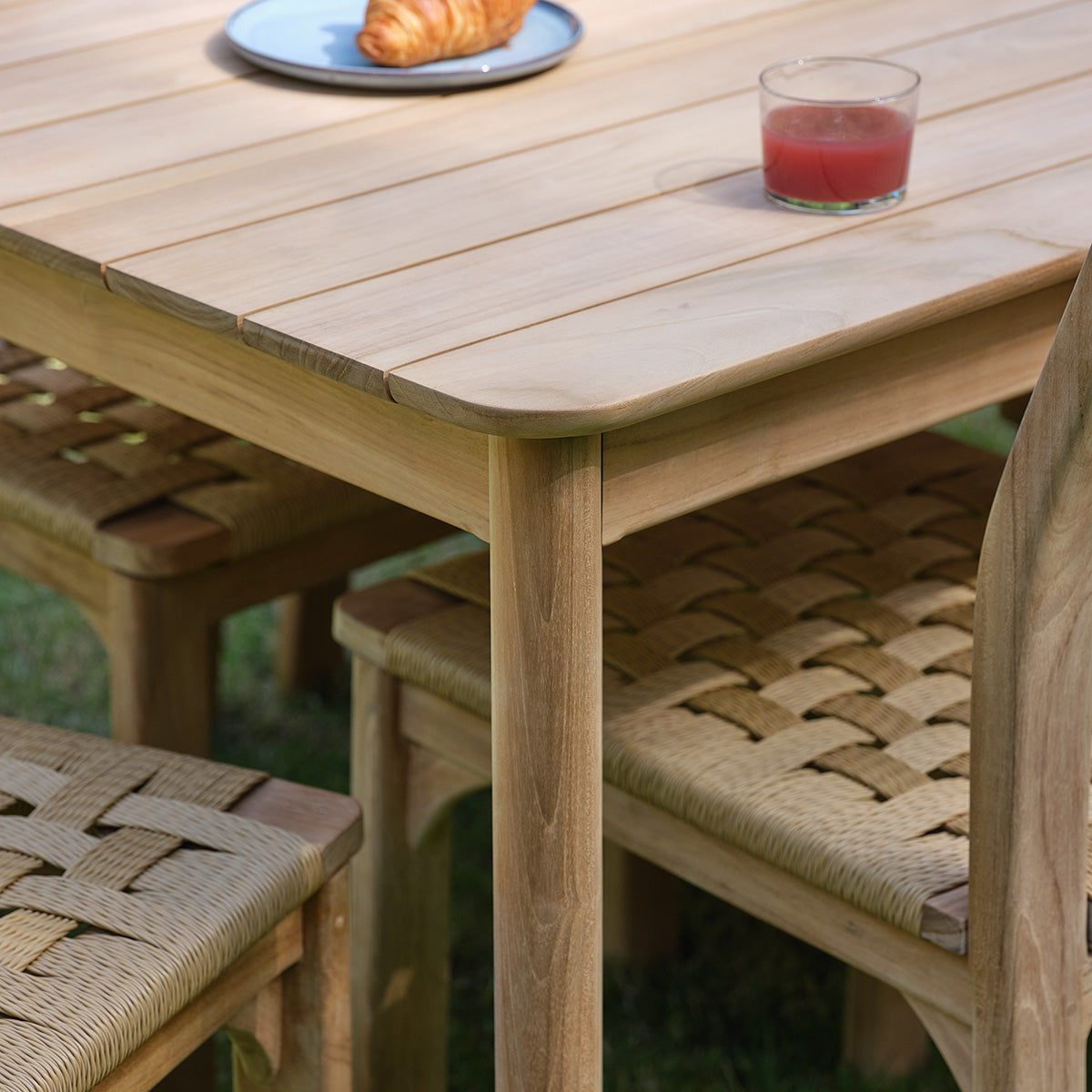 PIANA - Gartenmöbel aus massivem Teakholz und Rattan für 8 Personen.