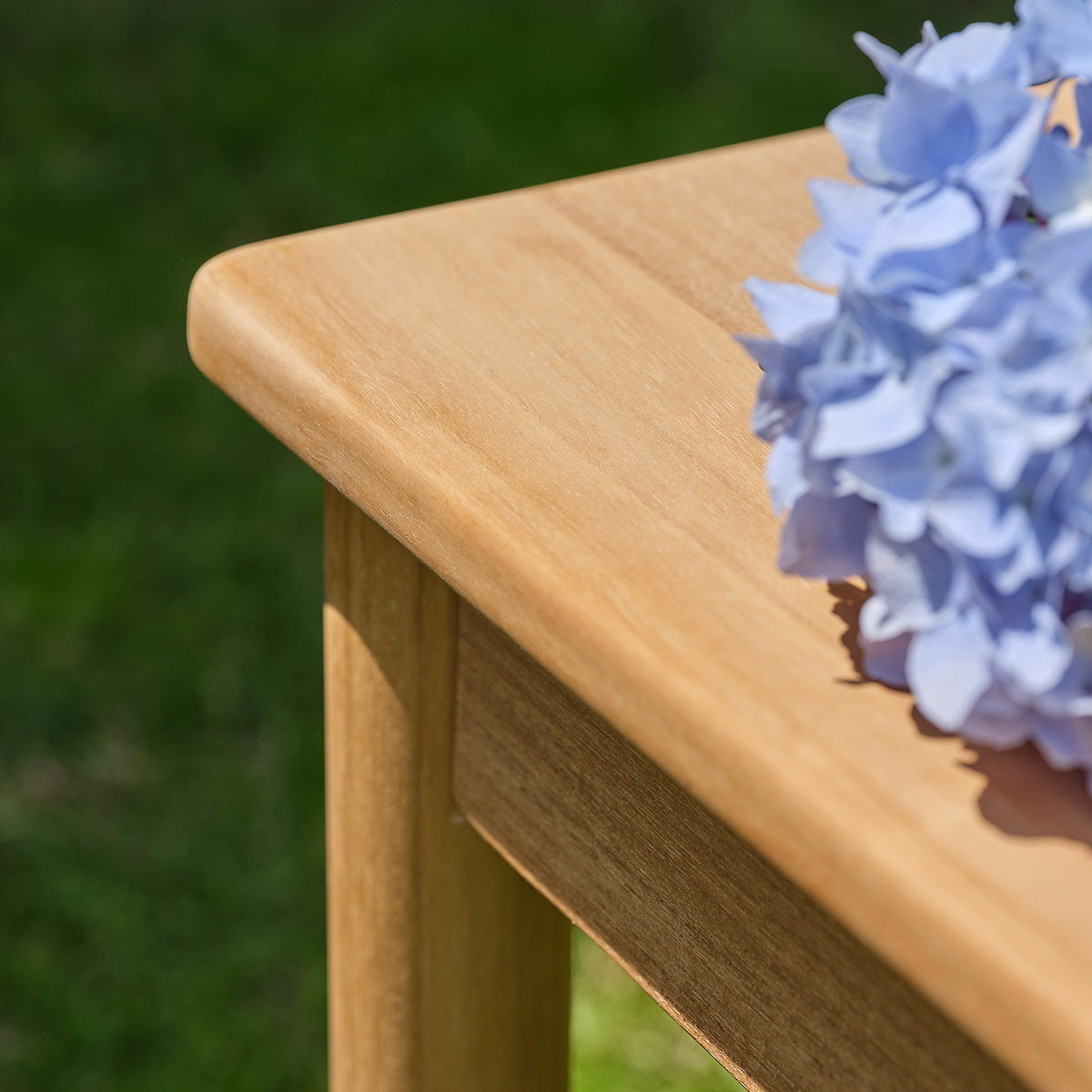 CALVI - Beistelltisch für den Garten aus massivem Premium-Teakholz