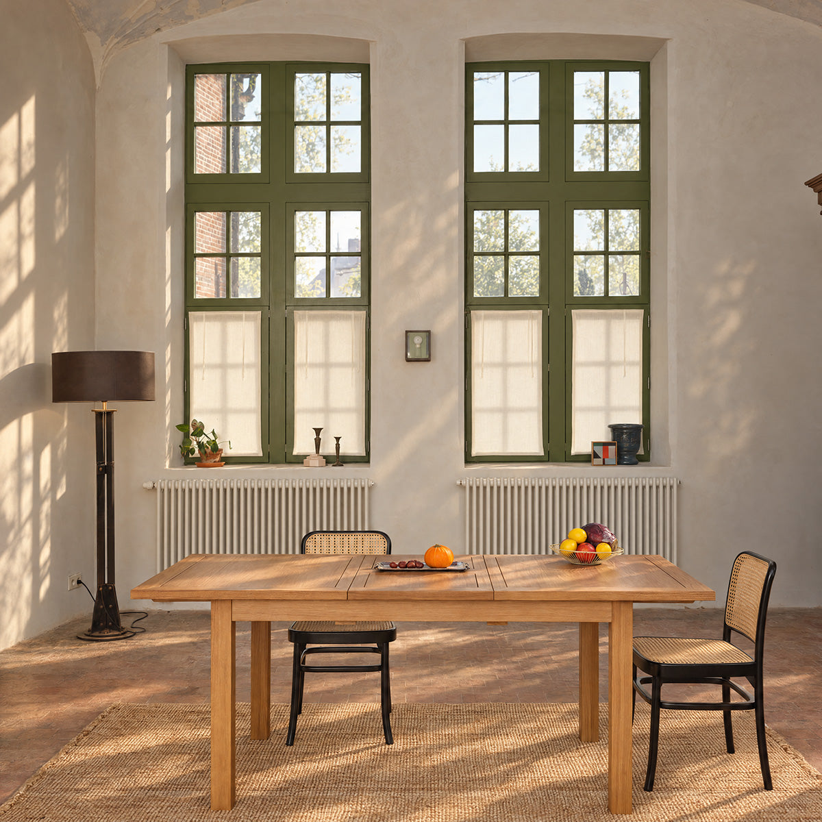 UZES - Ausziehbarer Tisch aus massivem Teakholz für 8 Personen.