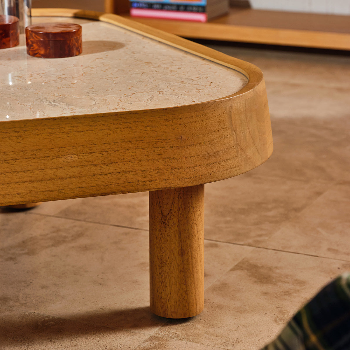 SIMONE - Couchtisch aus naturbelassenem Mindi-Holz und Marmor, 115 cm