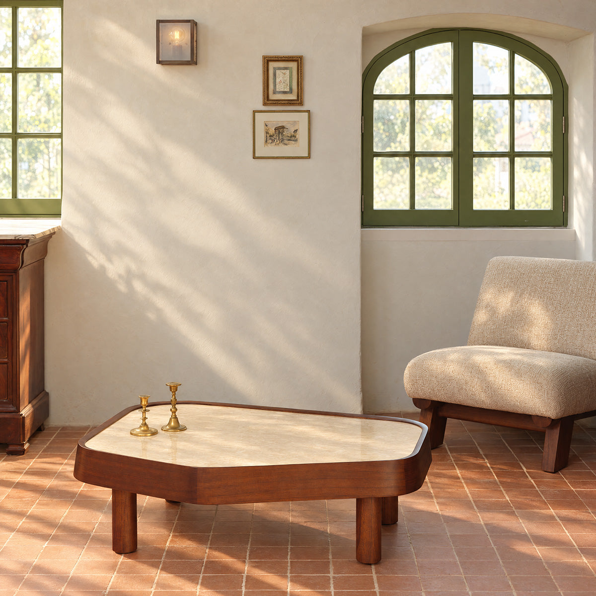 SIMONE - Couchtisch aus massivem Mindi-Holz und Marmor