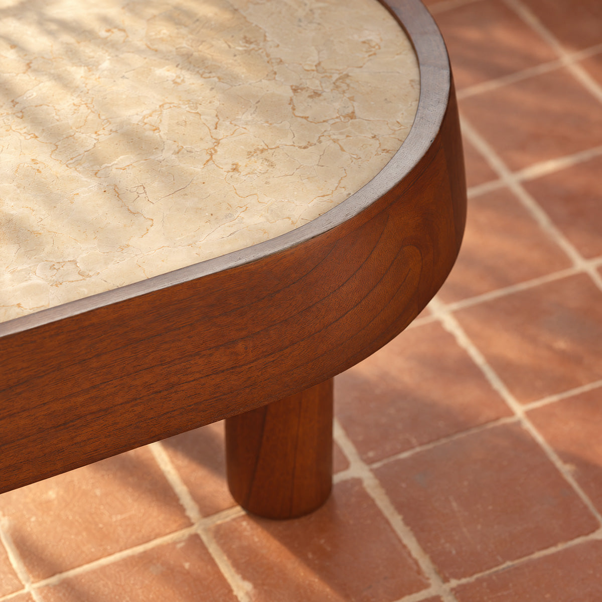 SIMONE - Couchtisch aus massivem Mindi-Holz und Marmor