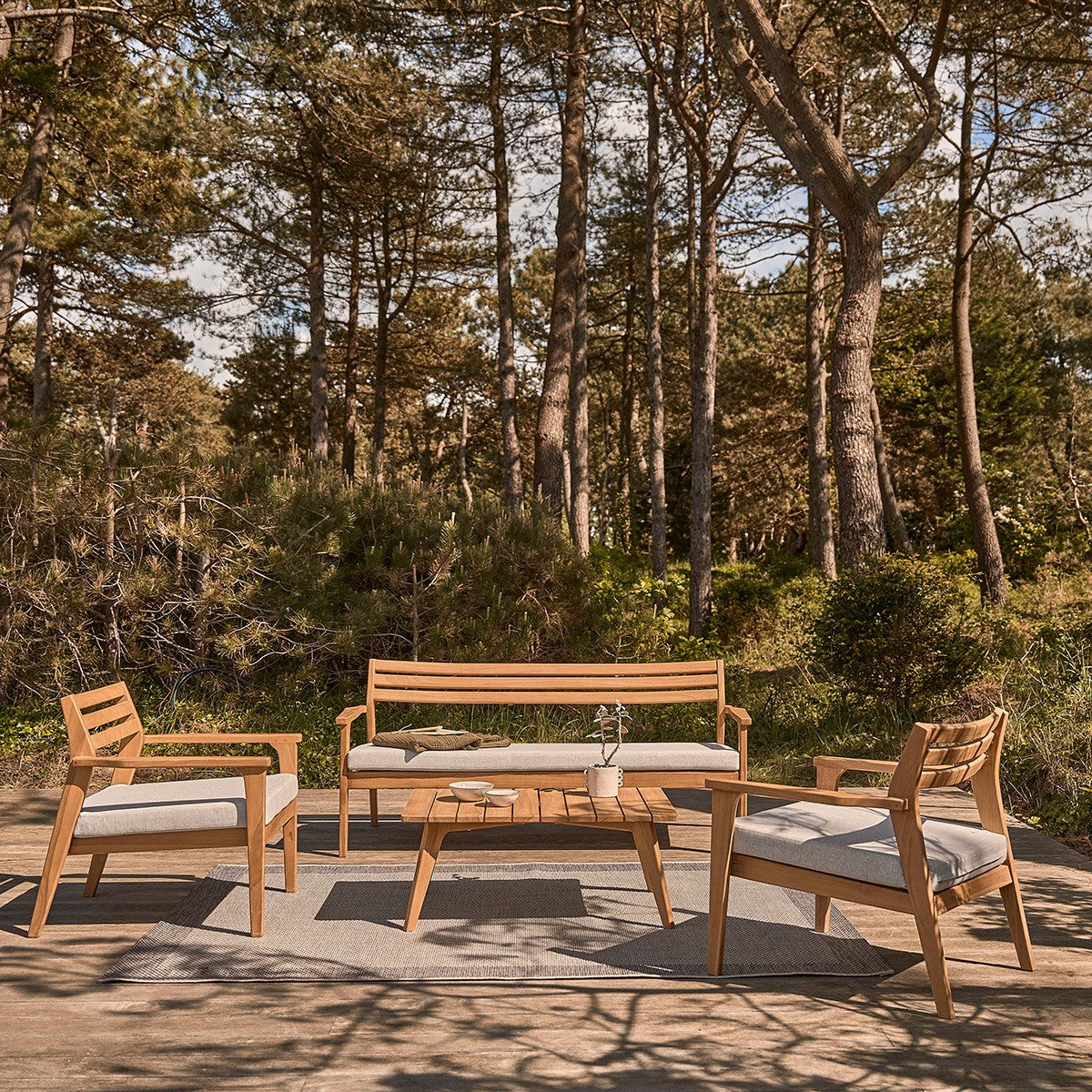 BARI - Garten-Couchtisch aus massivem Teakholz
