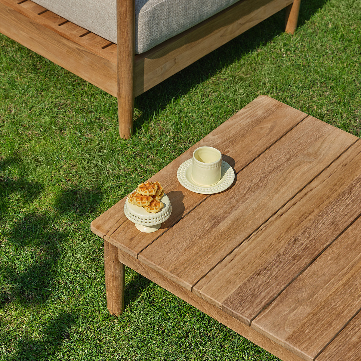CALVI - Garten-Couchtisch aus massivem Teakholz, 140 cm