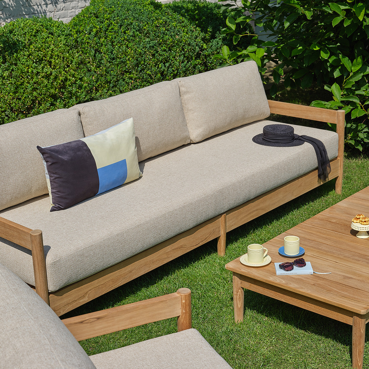 CALVI - Garten-Couchtisch aus massivem Teakholz, 140 cm