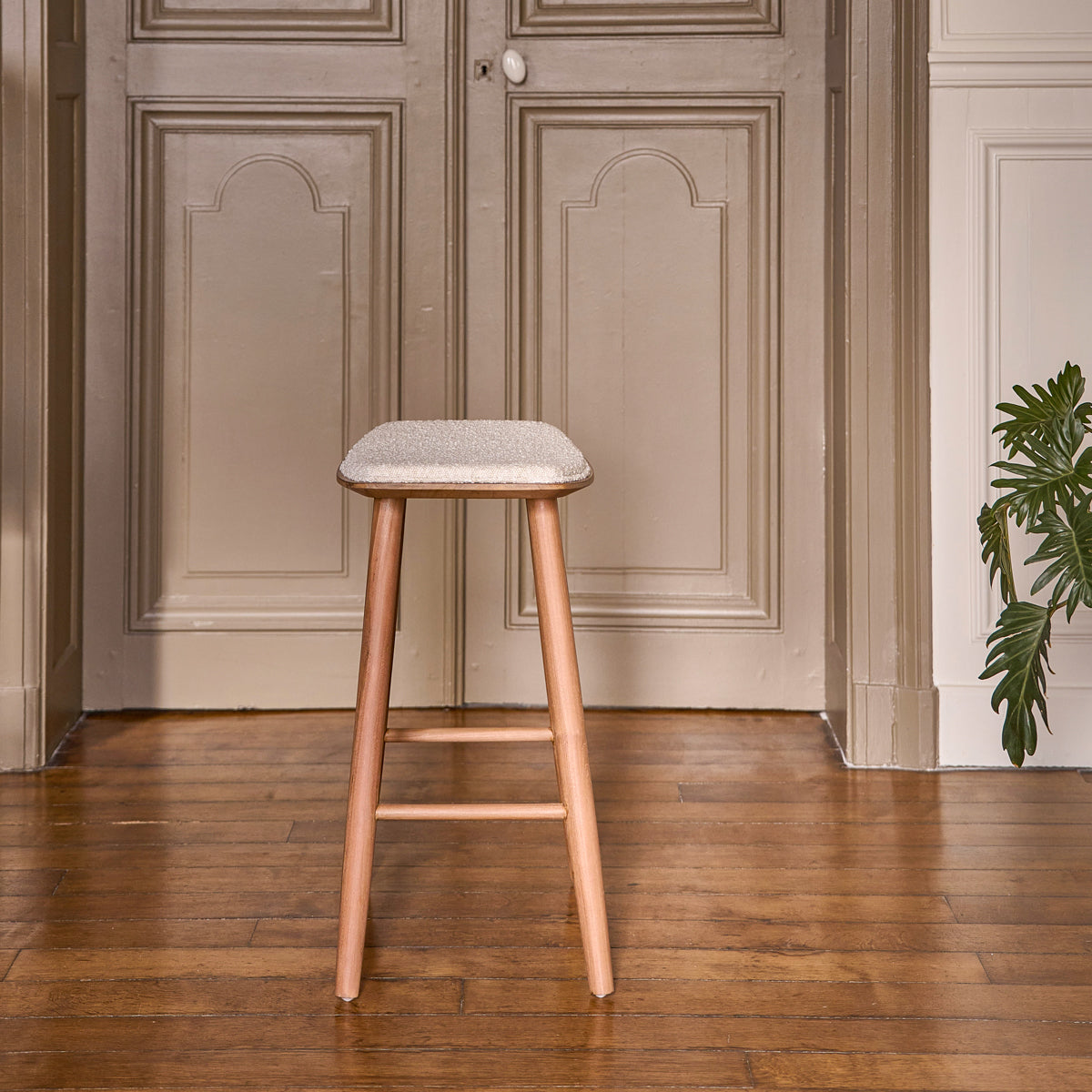 AMBRE - Barhocker aus massivem Teakholz und Bouclé-Sitz 65 cm