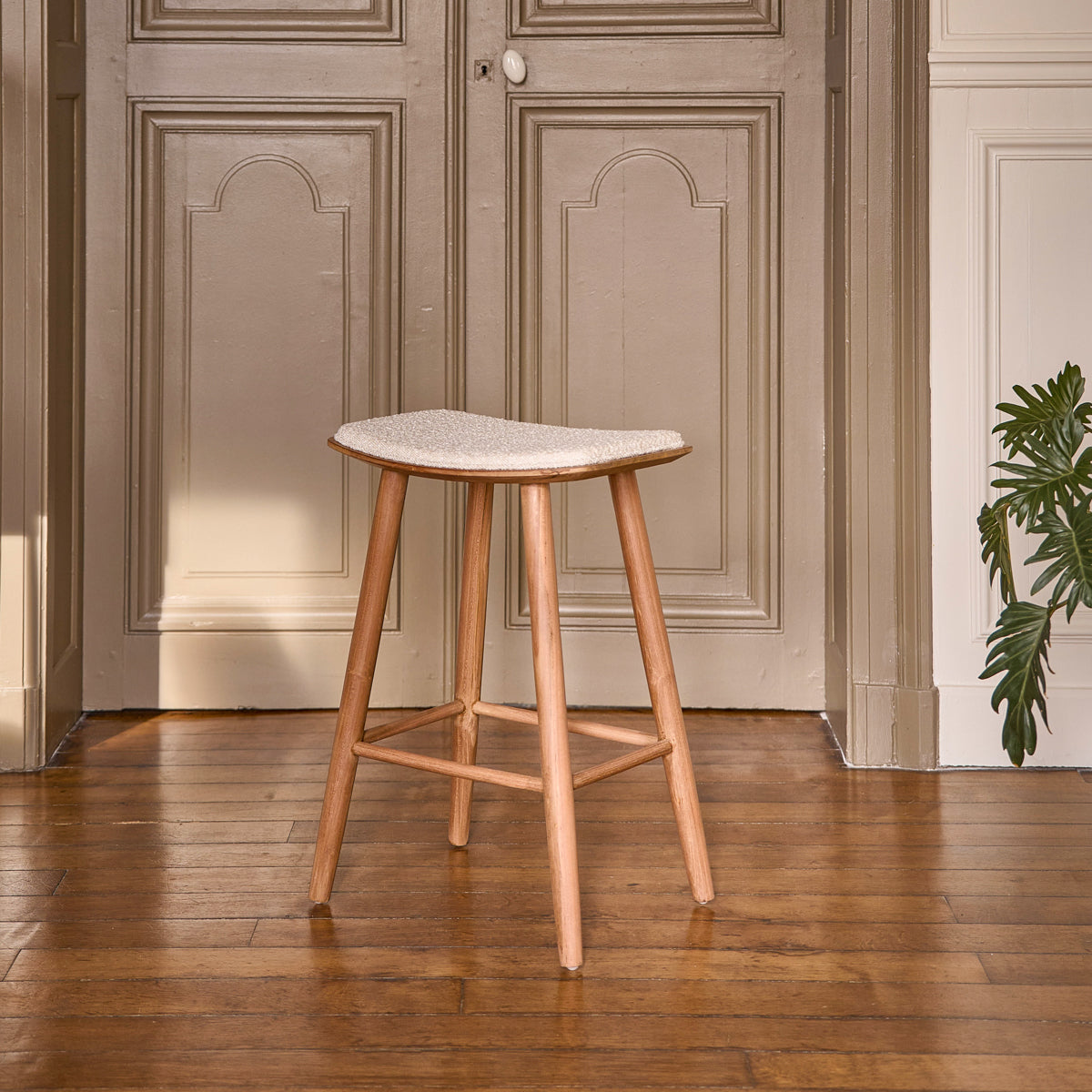 AMBRE - Set von 2 Barhockern aus massivem Teakholz Bouclé-Sitz 65 cm