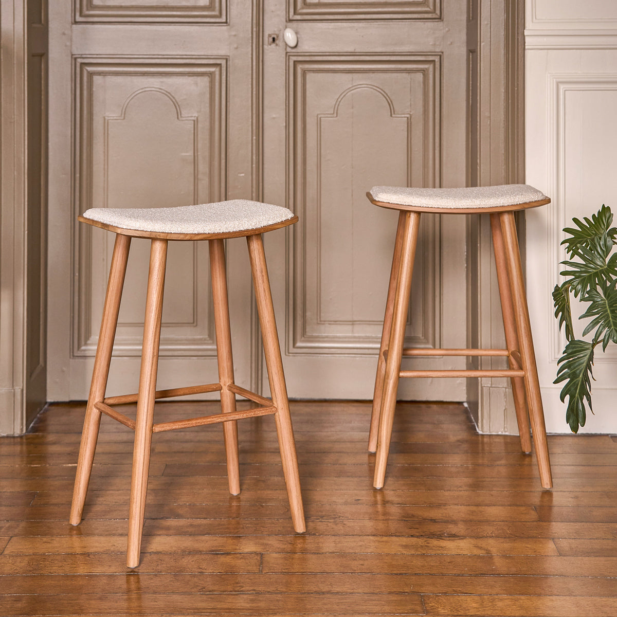 AMBRE - Barhocker aus massivem Teakholz Bouclé-Sitz 75 cm