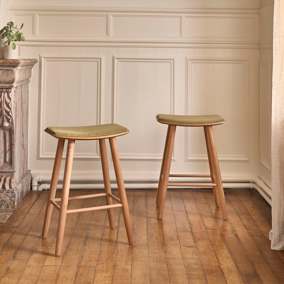 AMBRE - Barhocker aus massivem Teakholz und Sitzfläche aus Cord 65 cm