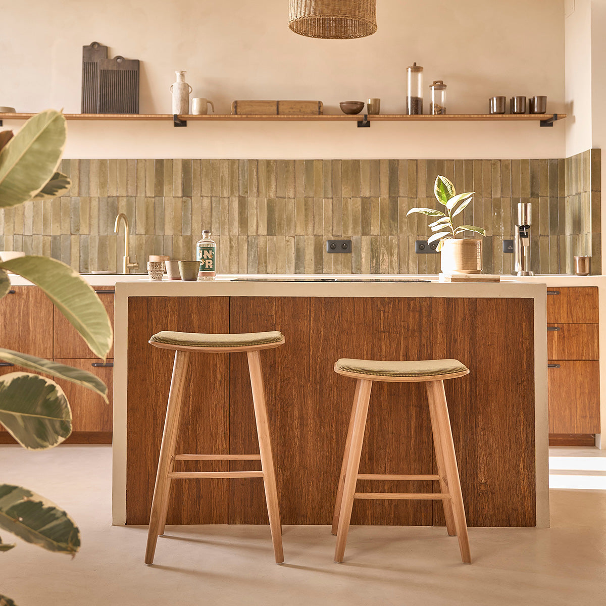 AMBRE - Set aus 2 Barhockern aus massivem Teakholz und Bouclé-Sitz 65 cm