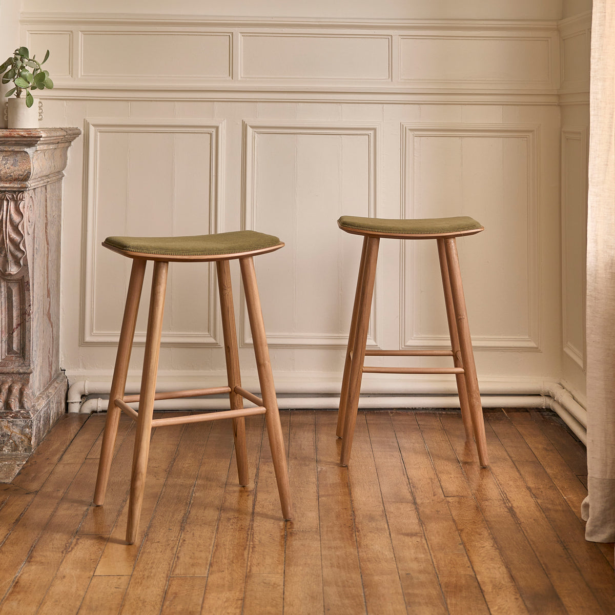 AMBRE - Set aus 2 Barhockern aus massivem Teakholz und Sitzfläche aus Cord 75 cm