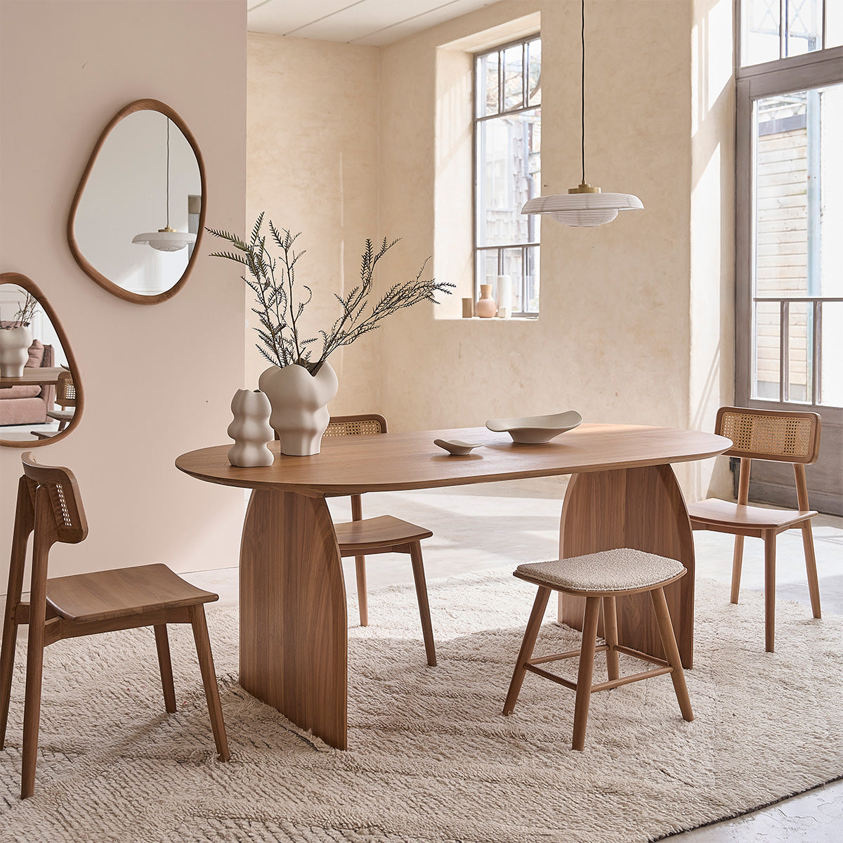 AMBRE - Barhocker aus massivem Teakholz Sitzfläche aus Bouclé 45 cm