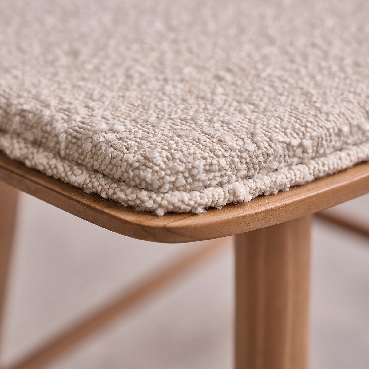 AMBRE - 2er-Set Barhocker aus massivem Teakholz und Bouclé-Stof 45 cm
