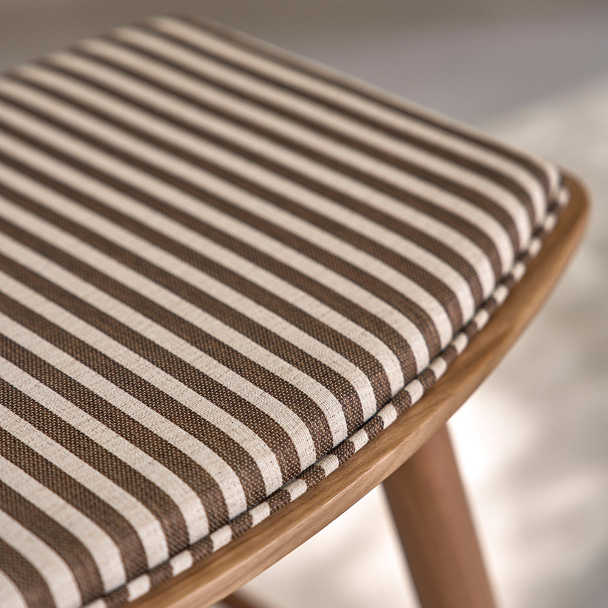 AMBRE - Barhocker aus massivem Teakholz und gestreifter Sitzfläche, 45 cm
