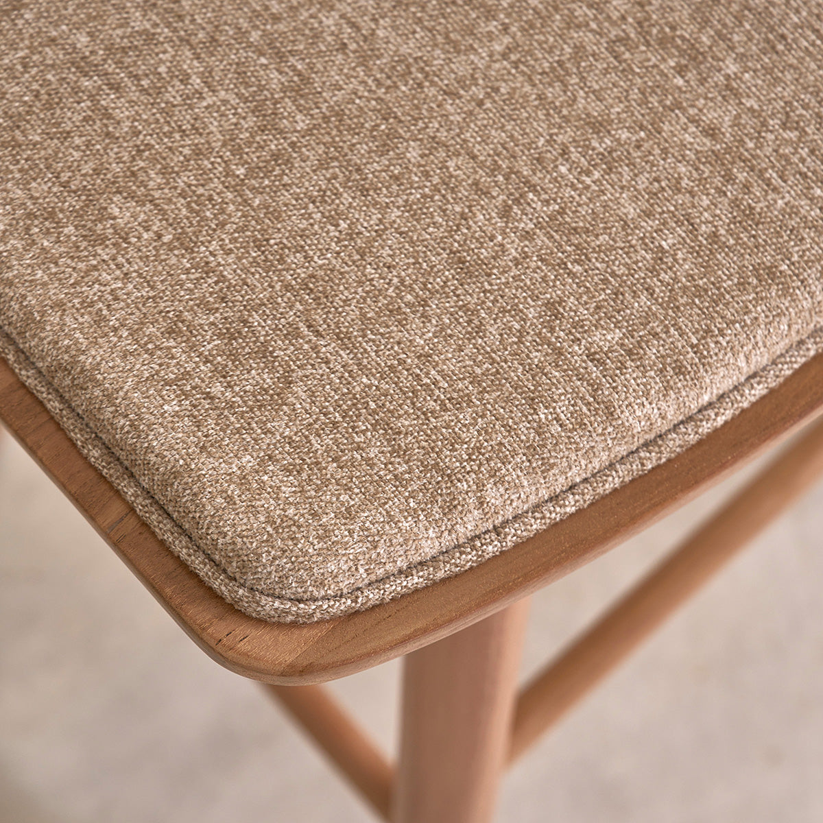 AMBRE - Barhocker aus massivem Teakholz und Greige-Samt 45 cm (Kombination aus Grau und Beige)