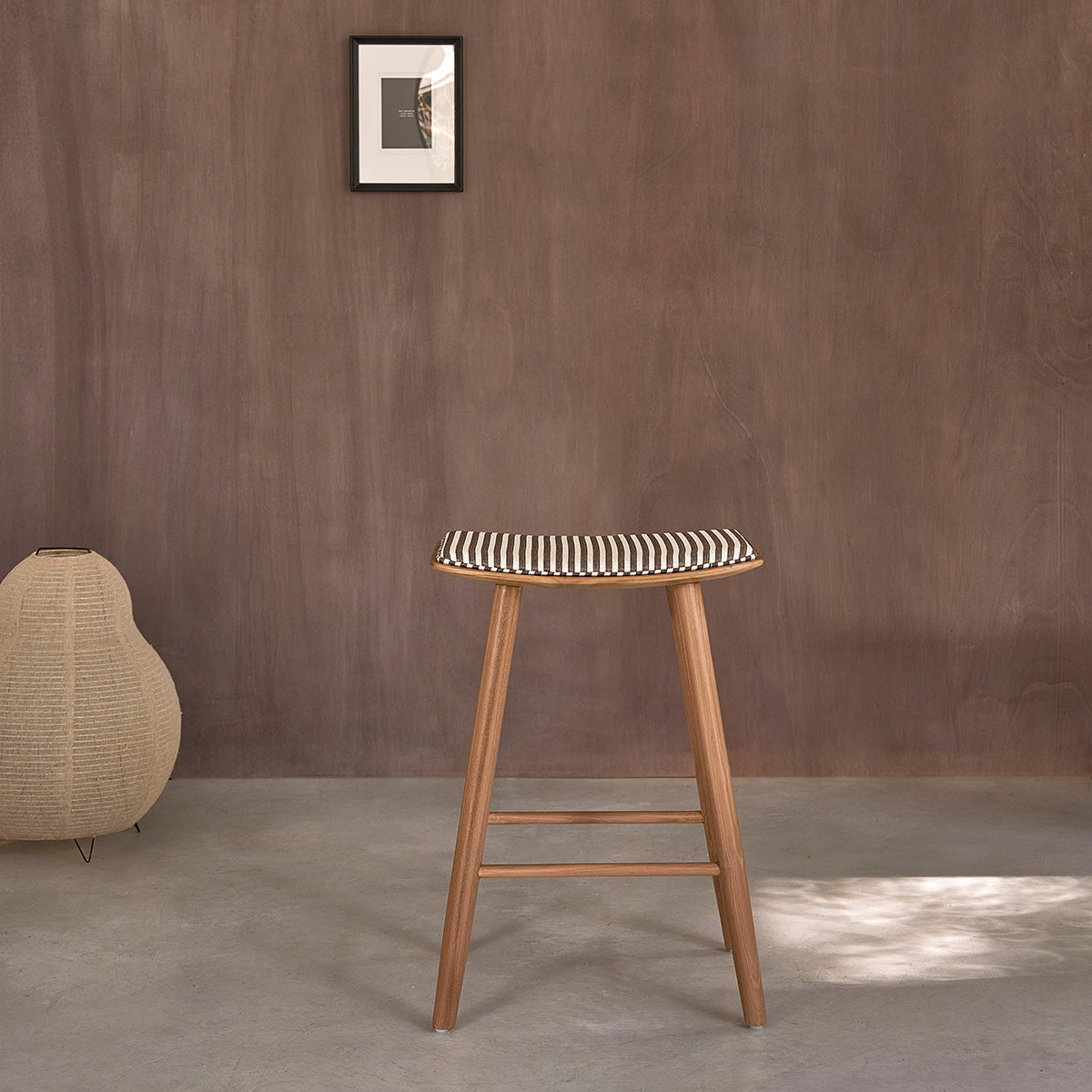 AMBRE - Barhocker aus massivem Teakholz mit gestreifter Sitzfläche, 65 cm
