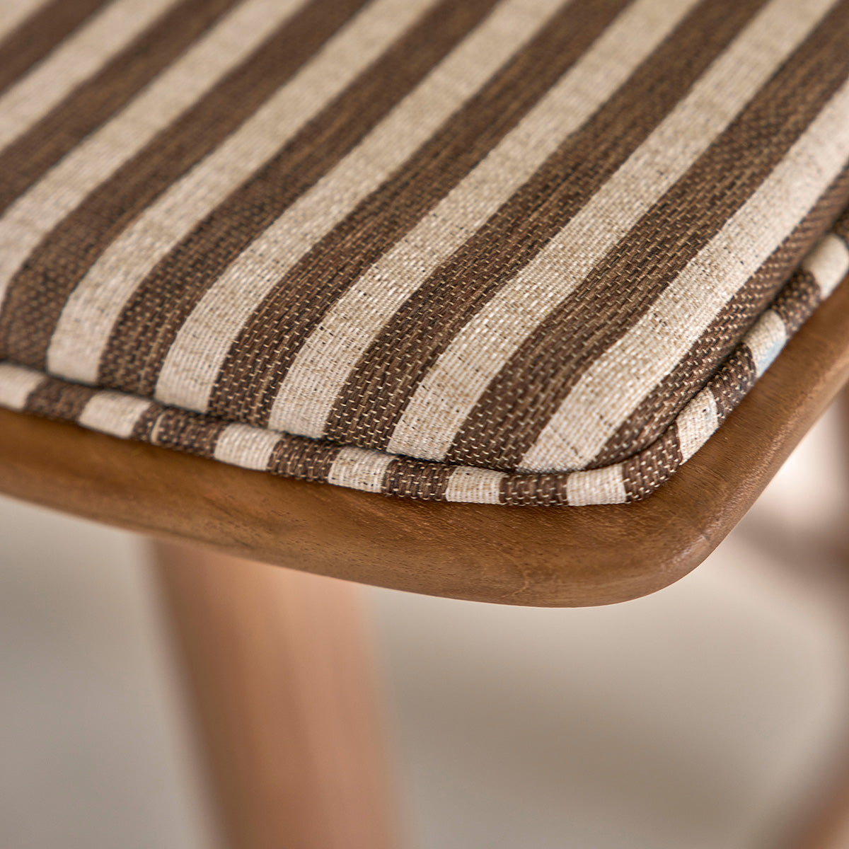 AMBRE - Barhocker aus massivem Teakholz mit gestreifter Sitzfläche, 65 cm
