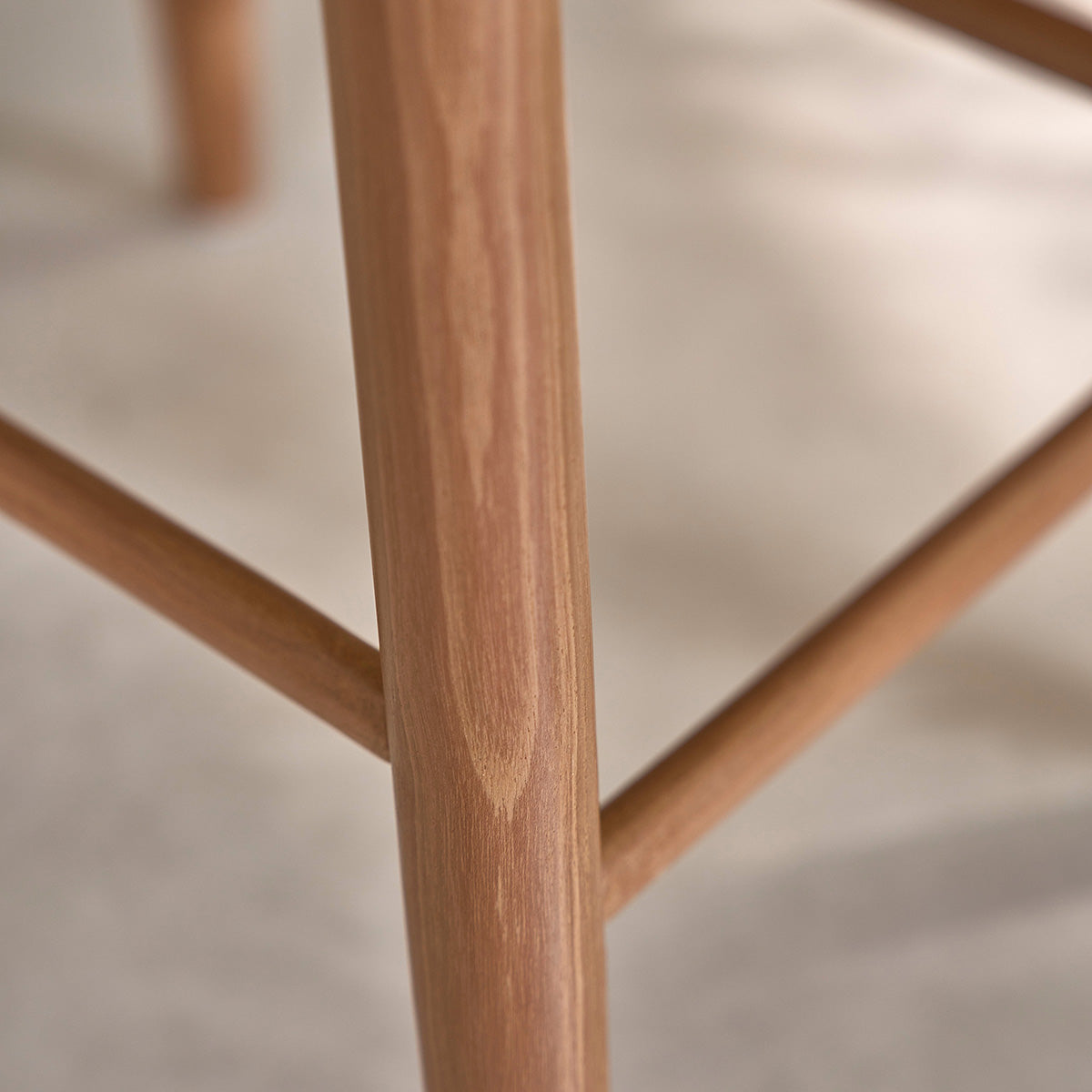 AMBRE - Barhocker aus massivem Teakholz mit gestreifter Sitzfläche, 65 cm