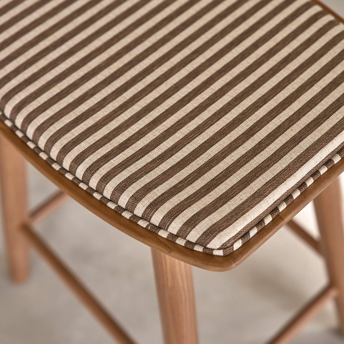 AMBRE - Set aus 2 Barhockern aus massivem Teakholz mit gestreifter Sitzfläche, 65 cm