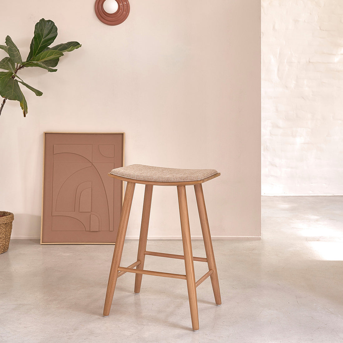 AMBRE - Barhocker aus massivem Teakholz und Greige-Samt, 65 cm (Kombination aus Grau und Beige)