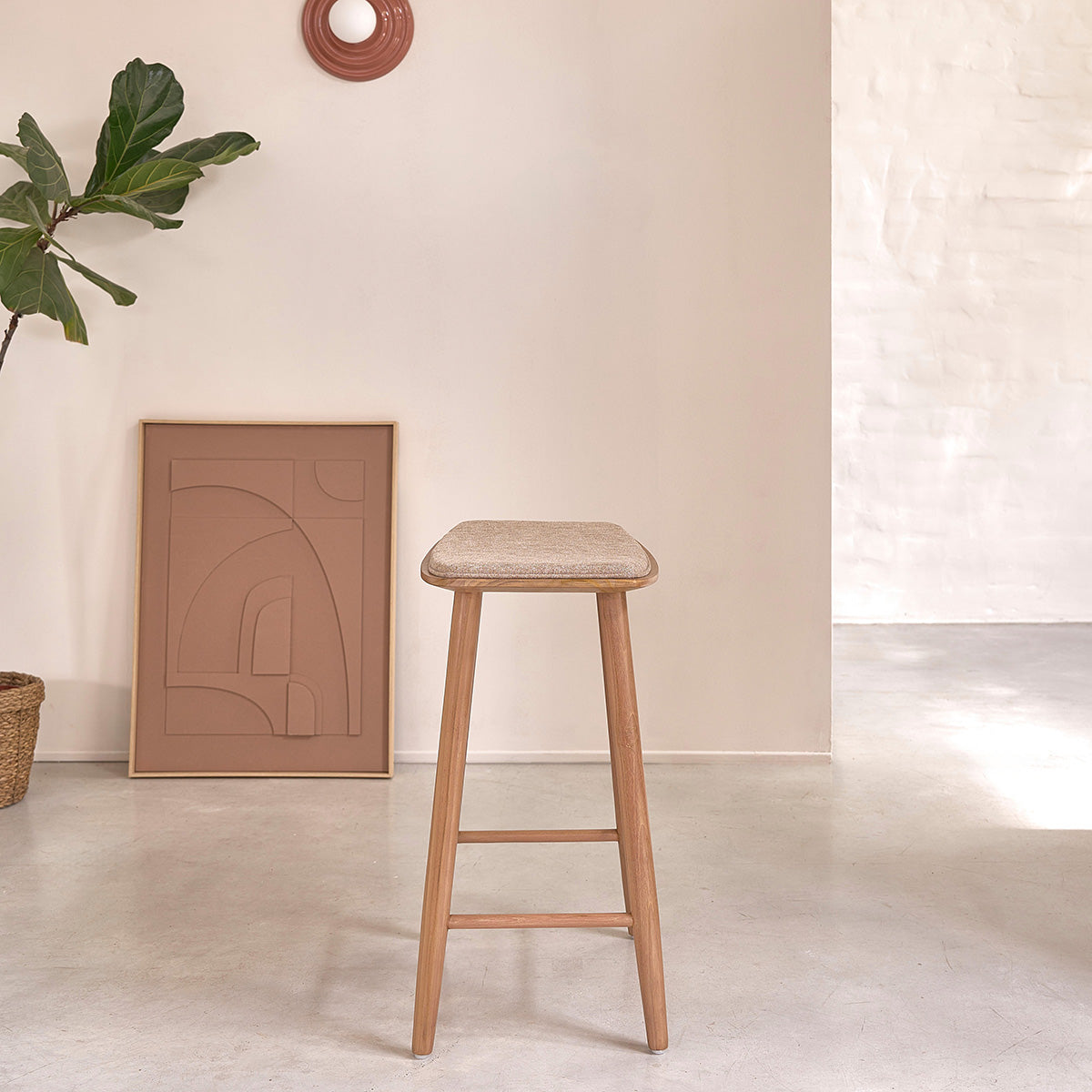 AMBRE - Barhocker aus massivem Teakholz und Greige-Samt, 65 cm (Kombination aus Grau und Beige)