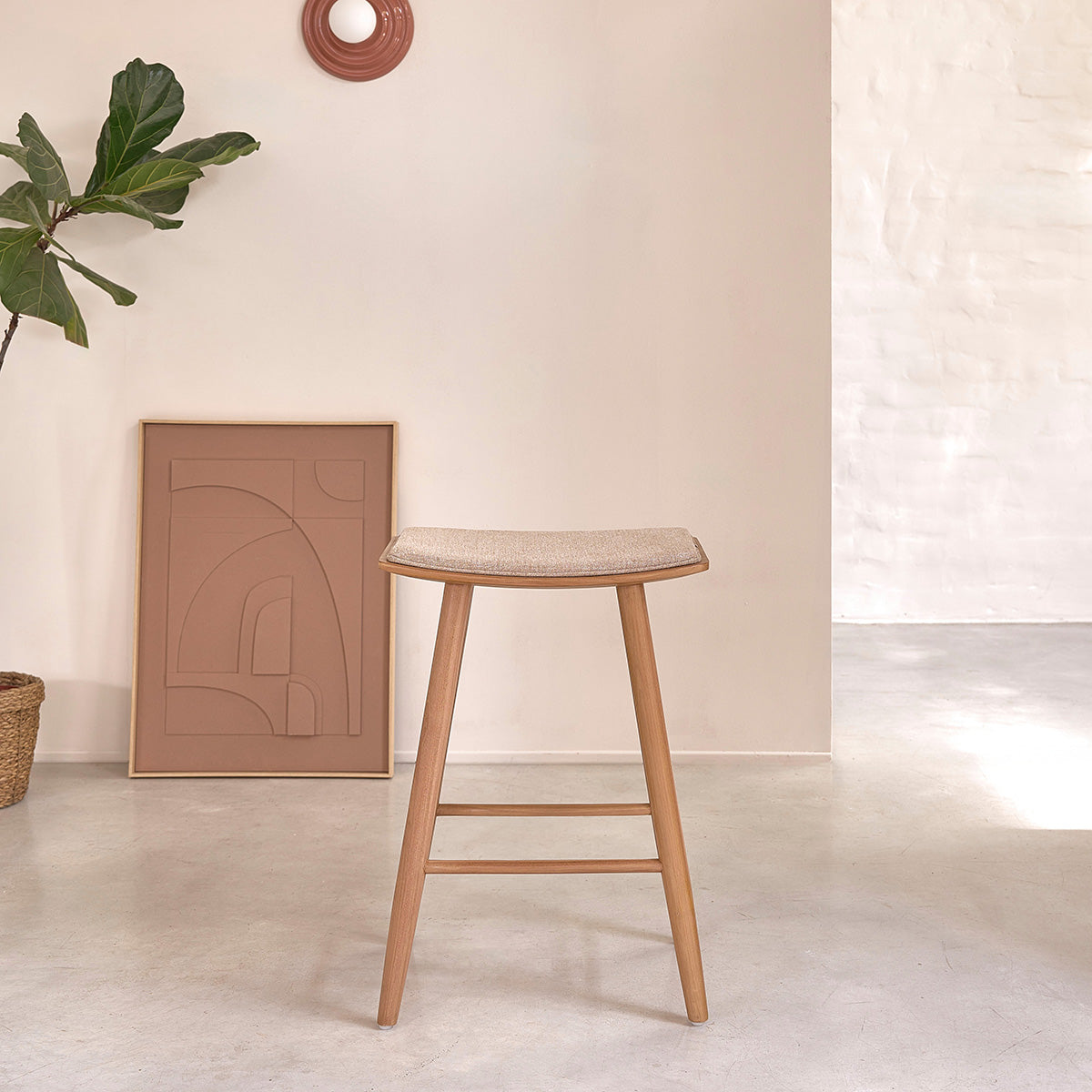 AMBRE - Barhocker aus massivem Teakholz und Greige-Samt, 65 cm (Kombination aus Grau und Beige)